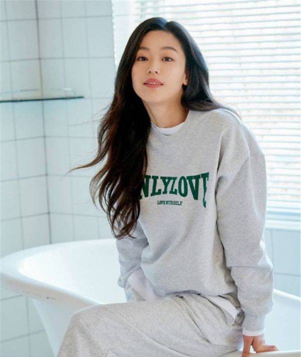 套装 全智贤越老身材越紧致，穿西装配露胃背心，哪像生过两娃的身材