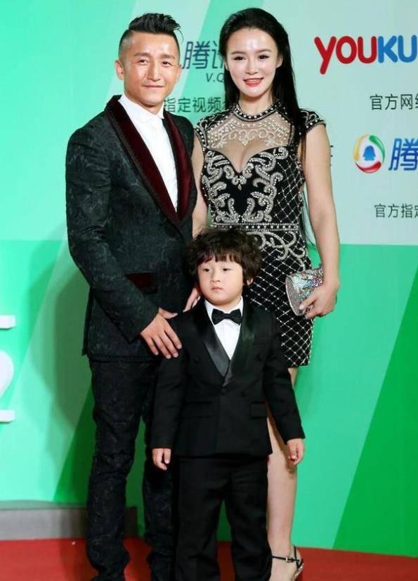 设计 冉莹颖被宠出“幸福肥”,但微胖身材也有看点,紧身裙穿出饱满感