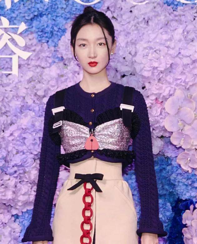 杨幂VO红毯：童谣“熟味”逼人，汤唯气场全开，杨幂白纱若隐若现