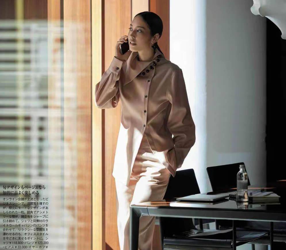洛薇 大女人风的“米色穿搭”，为什么这么讲究？2个重点，优雅还高级