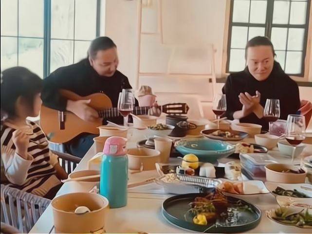 女儿 高圆圆女儿正面罕曝光！脸圆润可爱更像赵又廷，气质却与妈妈媲美