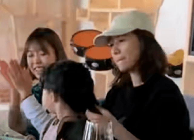 卫衣 高圆圆女儿罕见露正脸!跟妈妈参加聚会变捧场王,穿搭时尚好可爱