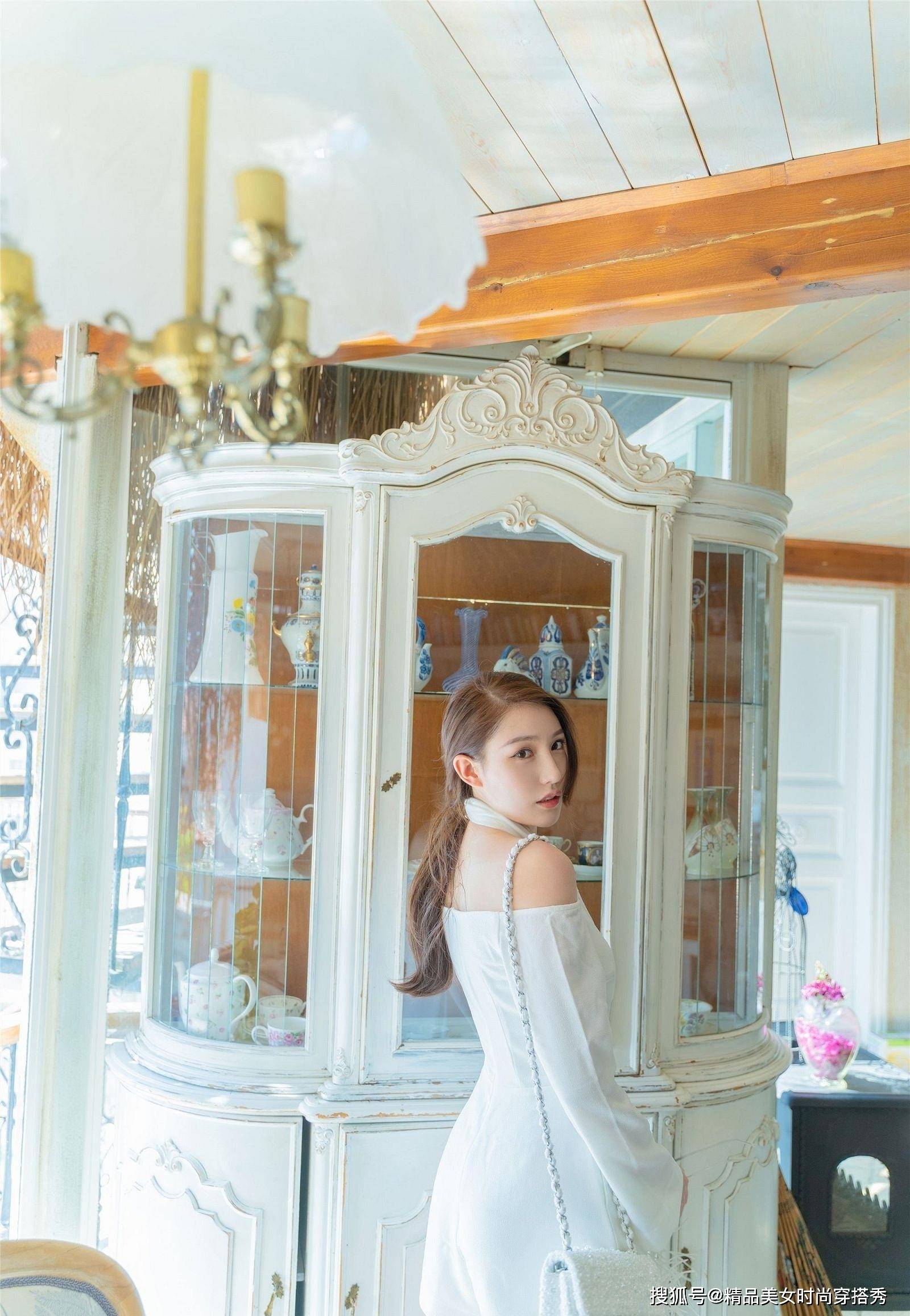姐妹 小姐姐身穿白色挂脖连衣裙,露出精致的香肩,时尚又百搭