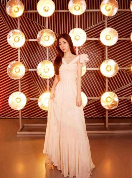 设计 张碧晨瘦成“纸片人”，穿无袖长裙都撑不满，却意外减龄显少女