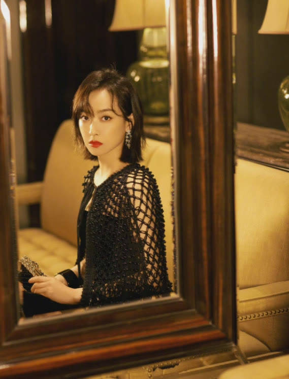 黑色 宋茜挑战网纱披肩搭抹胸裙，杨幂复古性感女郎救场，放弃压轴位置