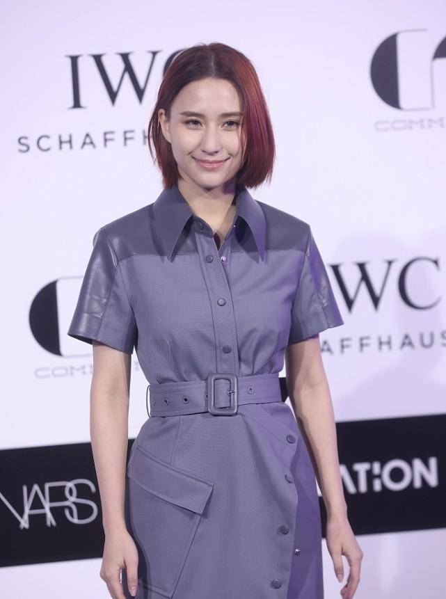 女生 何超莲身上有富贵感，穿灰色连衣裙成熟大方，褪去小女孩的稚嫩