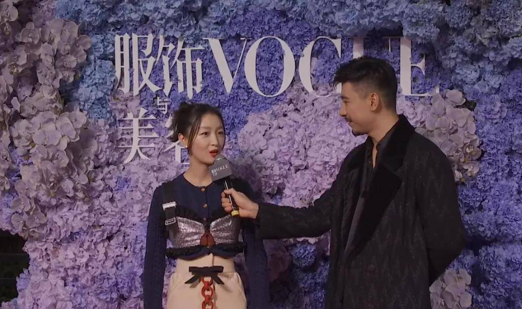 杨幂VO红毯：童谣“熟味”逼人，汤唯气场全开，杨幂白纱若隐若现