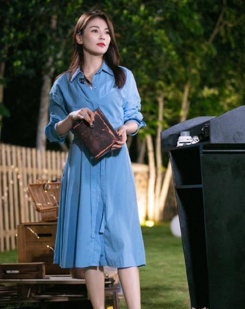 运动鞋 穿裙子时尽量别配高跟鞋！学学刘涛这样穿，时髦优雅有气质