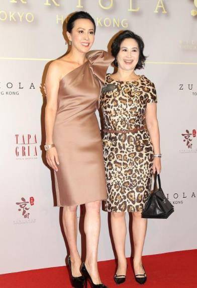 黑色 何超琼与刘嘉玲同框，穿白色紧身裙肉感十足，气质一点不输明星