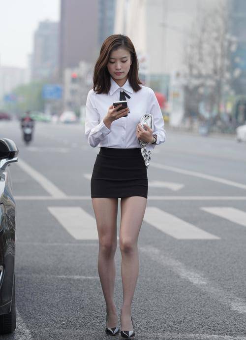 漂亮 白衬衣配黑色超短裙，再穿一双丝袜，明明穿得很简约，看起来却格外性感迷人