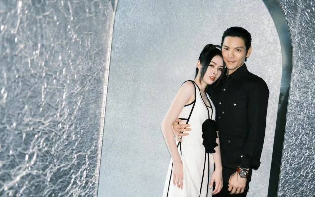 设计 郭碧婷终于美回巅峰！穿连体裤和向佐拍大片，高颜值连老公都夸