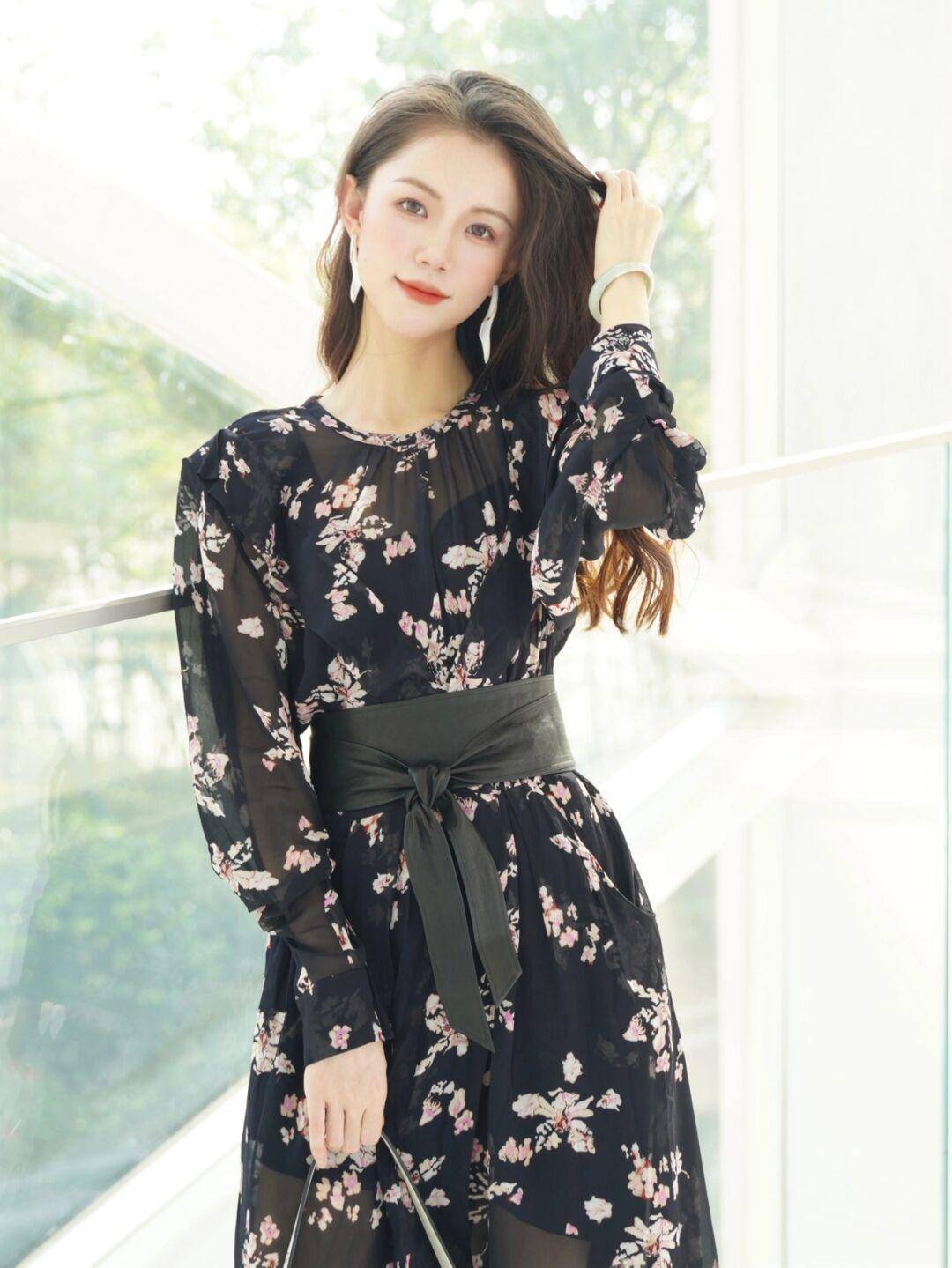 黑色 优雅女人早秋都穿“连衣裙”，为你分享时髦的搭配经验，温婉知性才是美