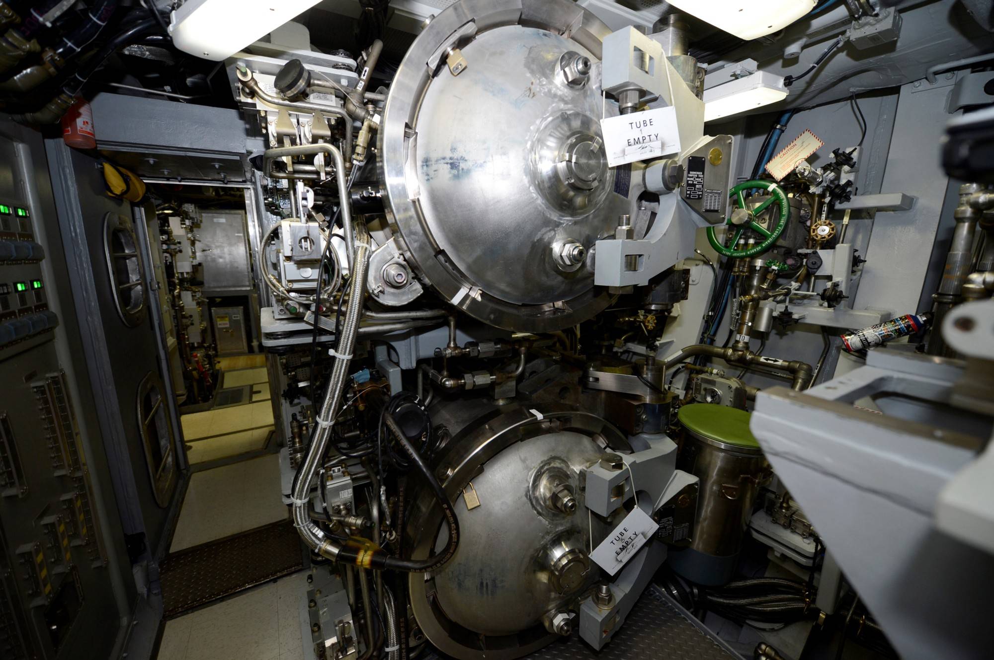 美海军展示弗吉尼亚级攻击型核潜艇华盛顿号内部结构