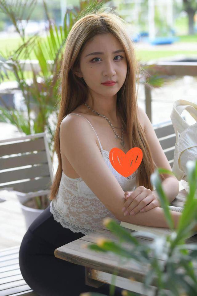 视觉大街上几乎都是黄发女人了，中国的女人还是保持头发的本黑色更美