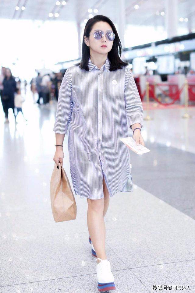 上半身 何洁瘦身后越来越会穿，绿色夹克叠穿格纹衬衫，时髦又显高