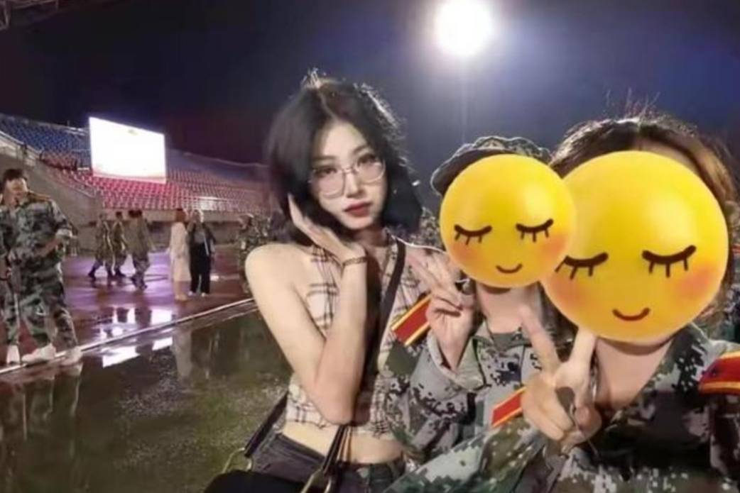 新生 贵州一高校新生军训，学姐穿着“清凉”与人合影惹争议，霸气回怼