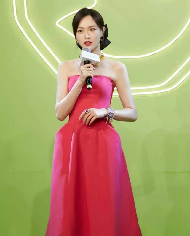 服装 唐嫣被罗晋宠成小公主！快40还穿芭比粉抹胸裙扮嫩，超模身材绝了