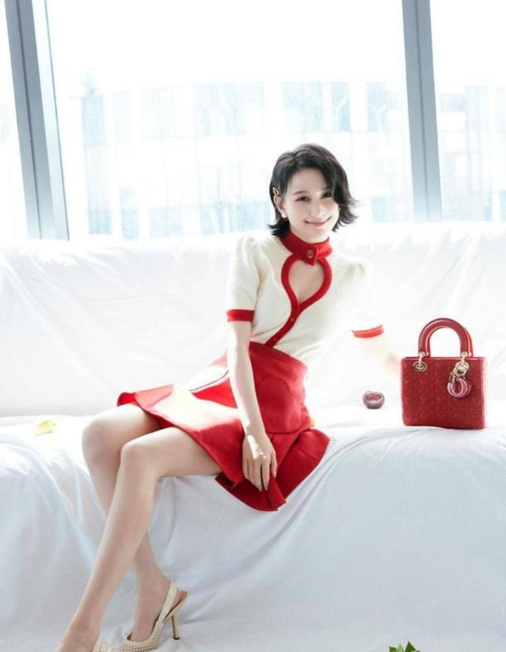 何超莲 何超莲携男友出席活动，穿小红裙气质迷人，短发造型有点像女强人