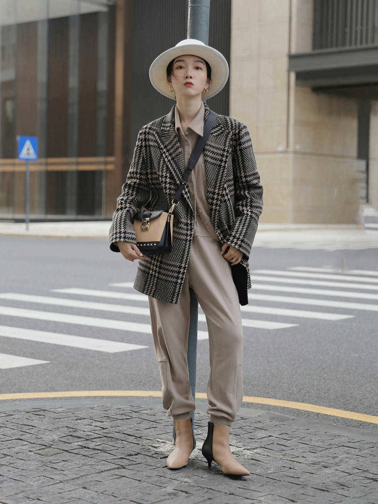 毛衣 格纹大衣的穿搭，看起来干净利索