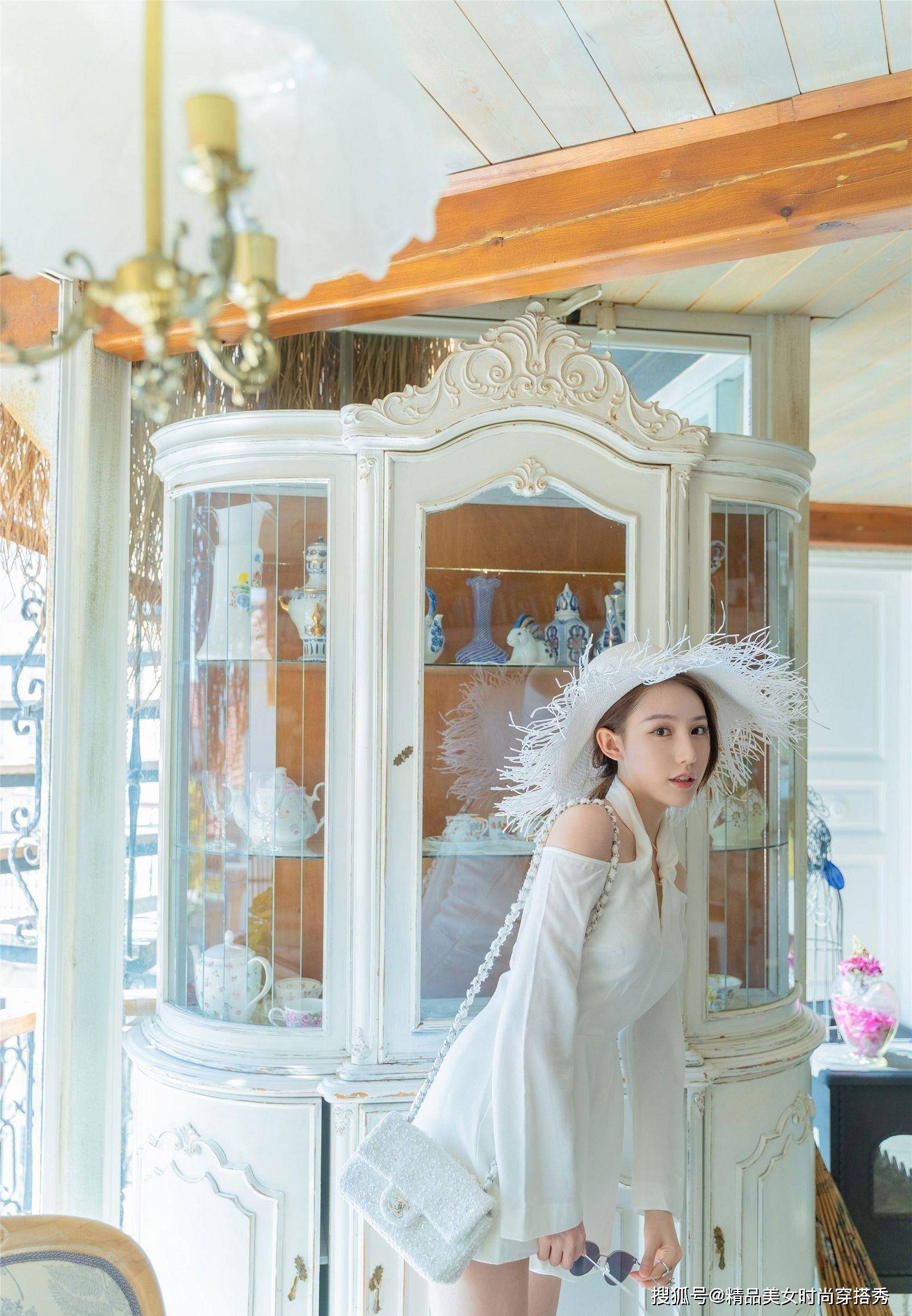 姐妹 小姐姐身穿白色挂脖连衣裙,露出精致的香肩,时尚又百搭