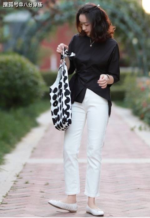 高跟鞋 穿啥小黑裤,今年“小白裤”才受宠,时髦百搭不挑人,咋穿都洋气