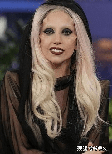 私人LadyGaga晒浮夸新造型！坐私人飞机用钱编围巾，大波浪白发太个性