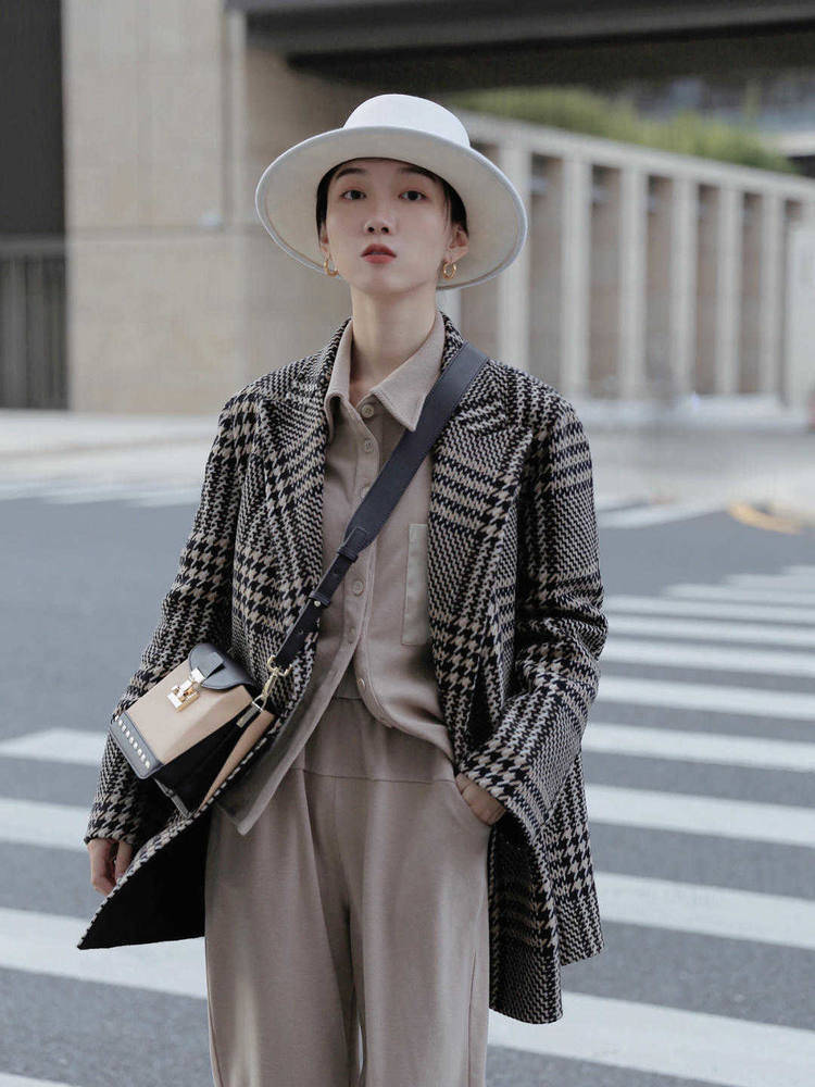 毛衣 格纹大衣的穿搭，看起来干净利索