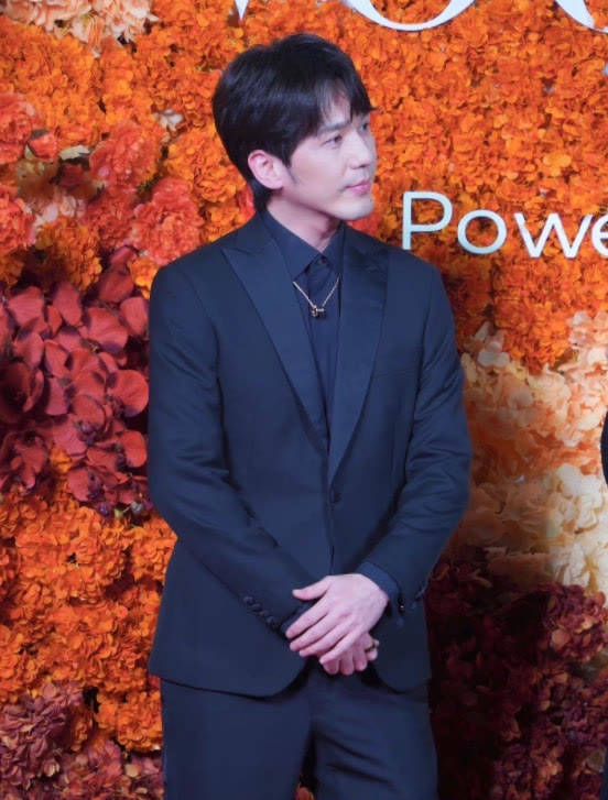 黑色 宋茜挑战网纱披肩搭抹胸裙，杨幂复古性感女郎救场，放弃压轴位置