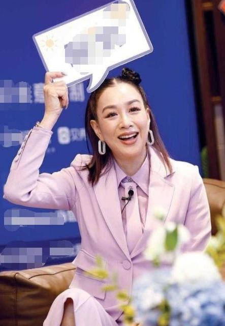 年龄段 钟丽缇尽想着怎么装少女，但脸下垂皮肤这么松弛，哪有少女这样？