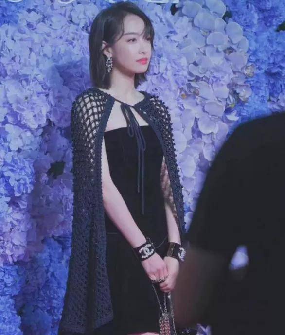 杨幂VO红毯：童谣“熟味”逼人，汤唯气场全开，杨幂白纱若隐若现