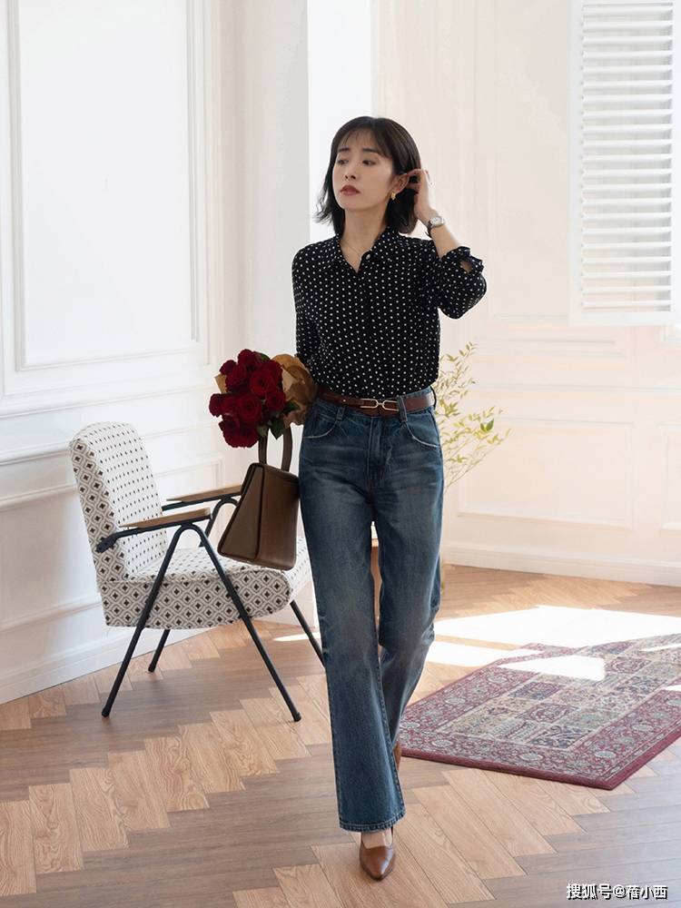 黑色 秋天穿衣色彩怎样搭配才时髦？穿搭公式“红+黑”，高级又洋气