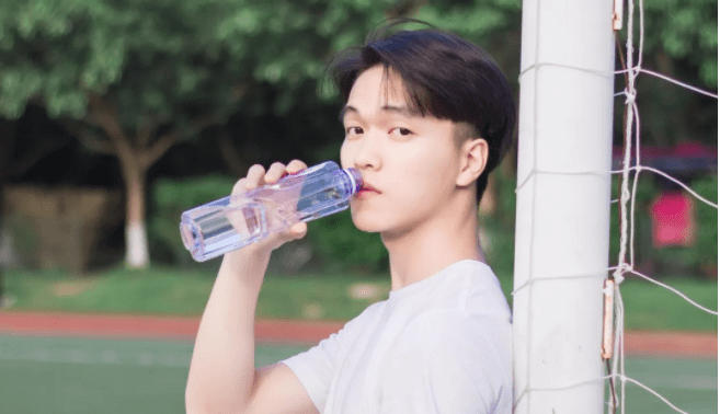 新生 贵州一高校新生军训，学姐穿着“清凉”与人合影惹争议，霸气回怼