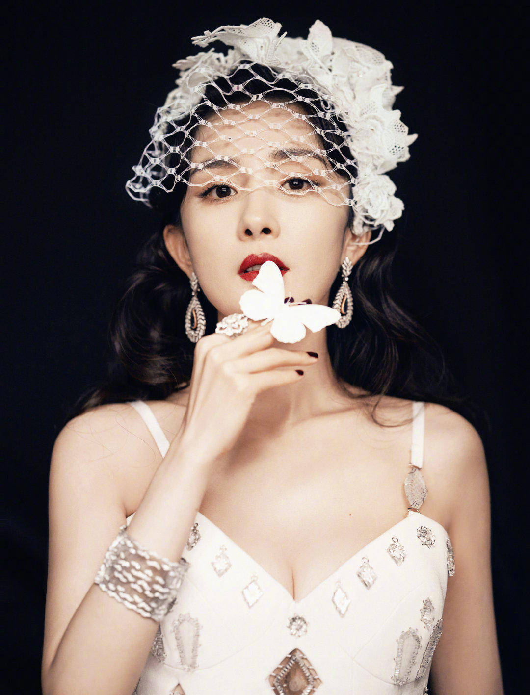 廓形 杨幂这身材也太美了,穿白色高开叉长裙秀美腿,P图都不敢这么P