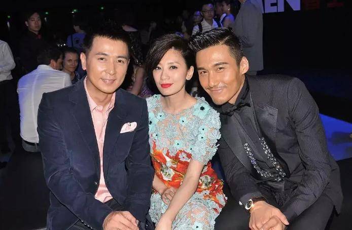 设计 贾静雯难逃发福，穿蓝色抹胸裙秀身材，转身瞬间却暴露“妈妈肚”