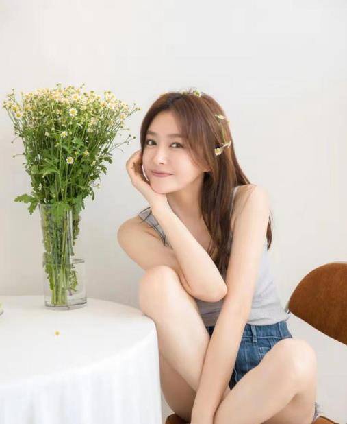 秦岚越 41岁秦岚越活像少女，穿小背心配蓝色短裤，打造国民初恋形象