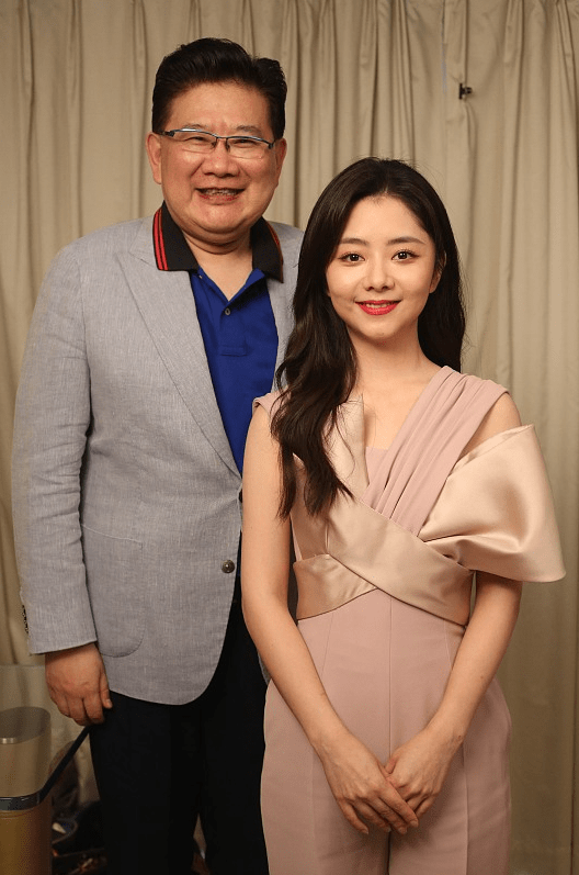 服装 谭松韵穿粉色连体裤，没了“幼稚”感多了轻熟韵味，气质太好了