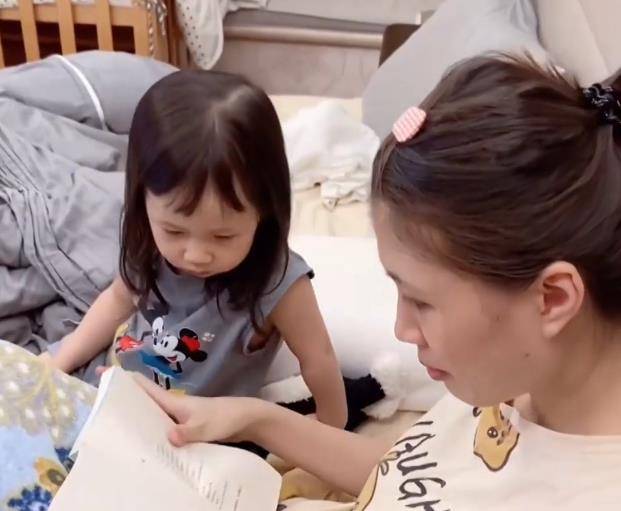 智商|广东妈妈陪女儿,看电视偷吃零食,女儿突然转头差点露馅