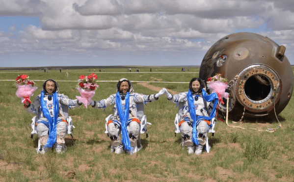 在神舟十号飞向太空的那一刻,赵鹏迟迟不肯离开电视屏幕,从那时候起他