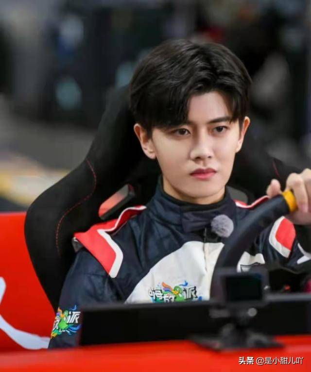 帖子|任嘉伦忙里偷闲发自拍,是在暗示《蓝焰突击》即将有好消息吗