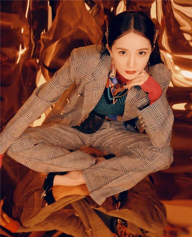 显得 杨幂又新凹造型,穿条纹西装气场超强,却被里面的“爷爷衫”抢镜