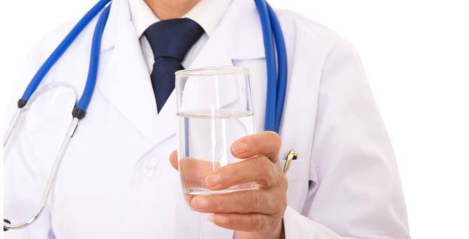 肾脏|喝水多、尿多会伤到肾脏吗？了解多喝水的好处和坏处，应适量喝水