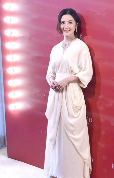 娃娃脸 阿Sa不愧是天生娃娃脸，穿白长裙尽显甜美风，比刚出道时还要美！