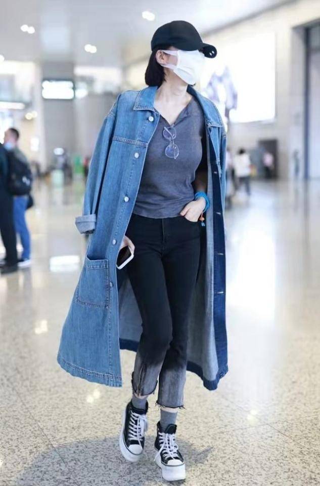 设计 纯欲风算是被许晴玩明白了!一身牛仔看似休闲,针织小衫才是关键