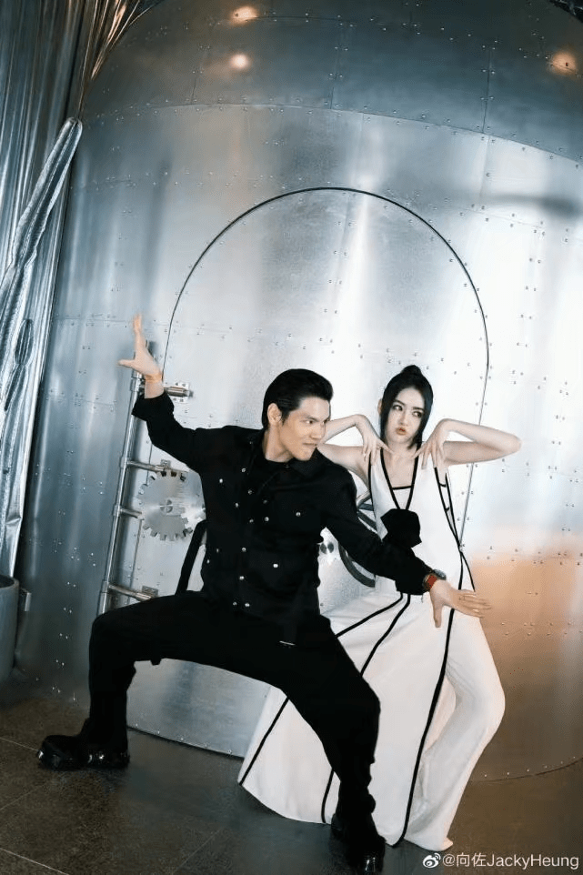 官宣|向佐官宣喜讯，郭碧婷怀上二胎，实现3年生俩娃目标