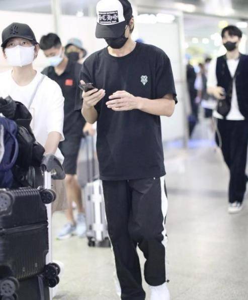 驼色 言承旭帅出新高度,T恤配运动裤清爽又得体,衣品一点也不普通