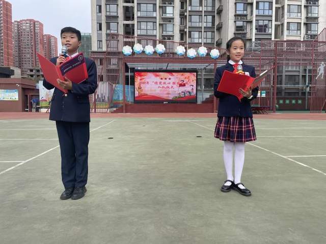 石家庄市东马路小学举行新队员入队仪式