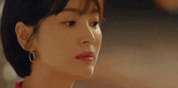 耳坠 37岁宋慧乔再度高调，穿“开胃裙”大秀事业线，但腿上细节太显龄