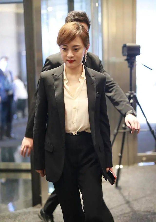 一身 孙俪又剪耳上短发,配一身黑西装出席活动,男相十足脸好长