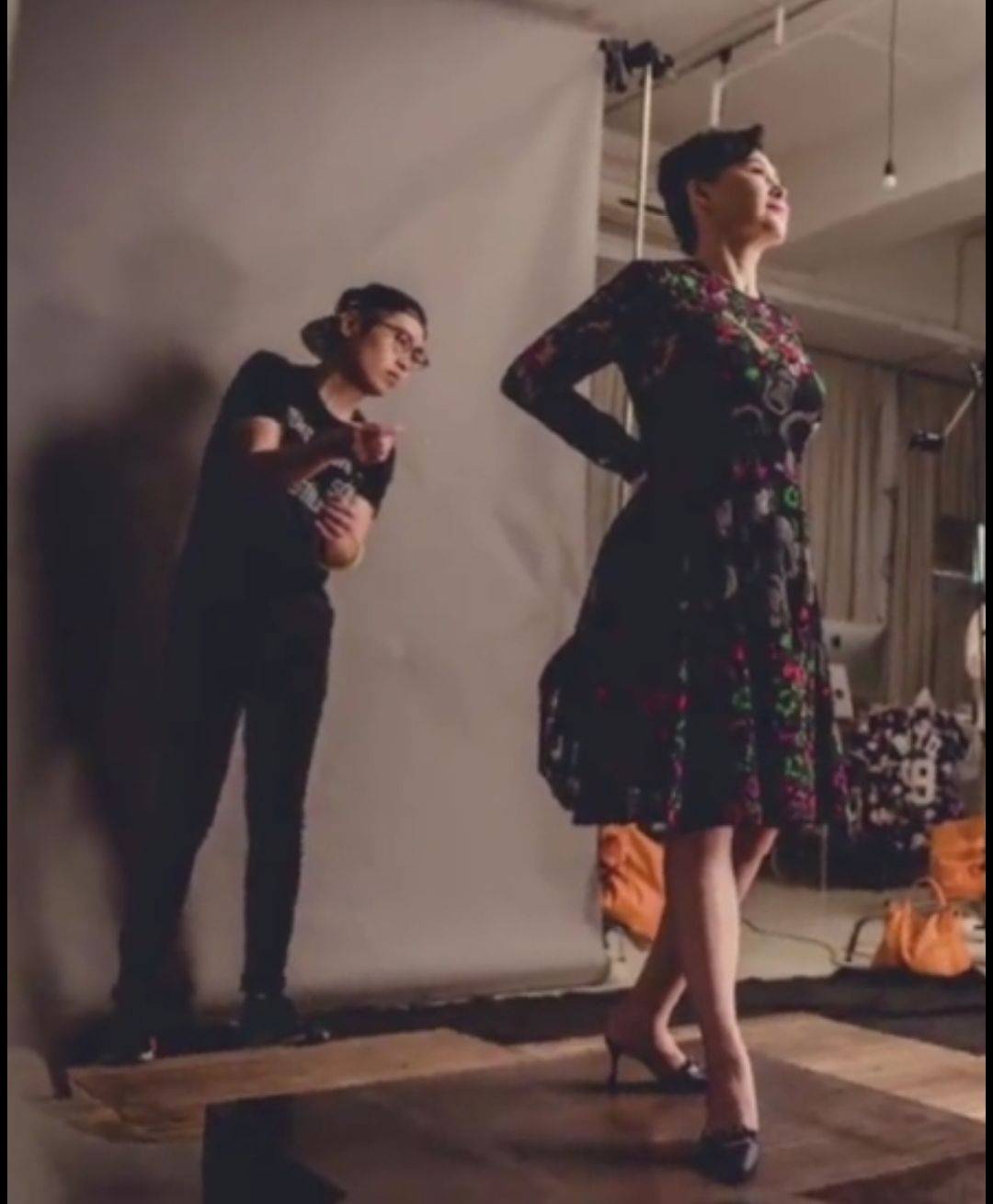 黑色 何超琼素颜凹陷苍老，但穿碎花裙踩高跟鞋，气质一下就高贵起来！