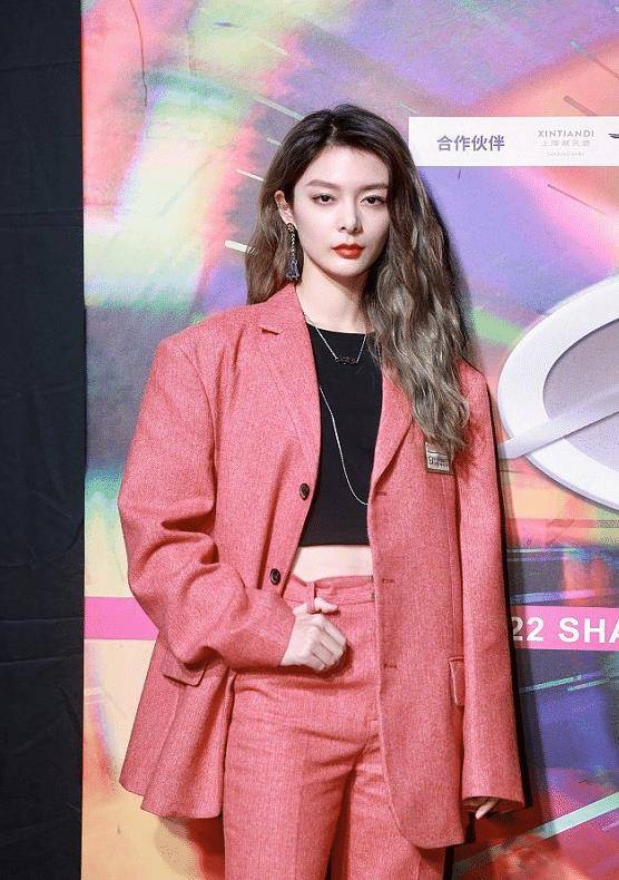 傲人 上海时装周众女星PK！孙俪略显老气，林允身材傲人，江疏影气场全开